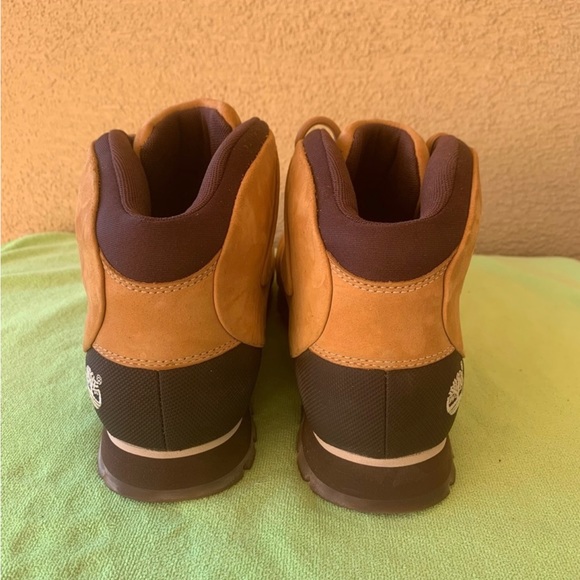 PRE OWNED TIMBERLAND MEN'S SIZE 11 BROWN SUEDE BOOTS - Picture 3 of 6